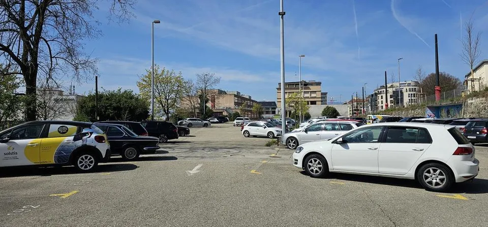 Emplacement de parking extérieur proche du Flon