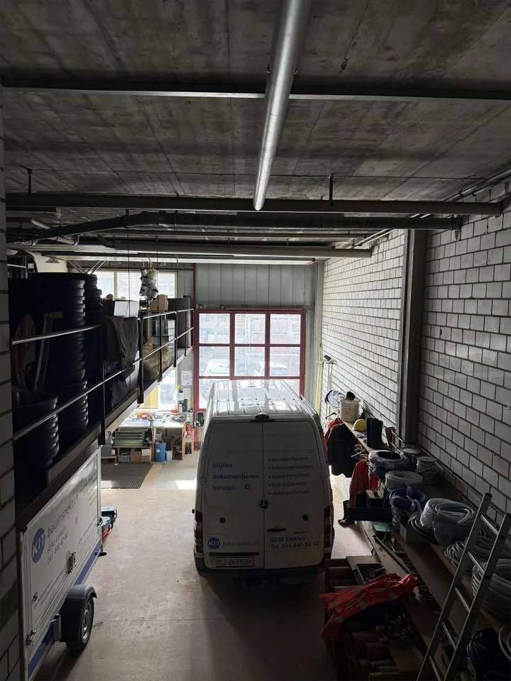 Moderne Gewerbefläche mit überhoher Lagerhalle in Ebikon