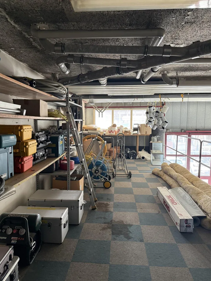Moderne Gewerbefläche mit überhoher Lagerhalle in Ebikon