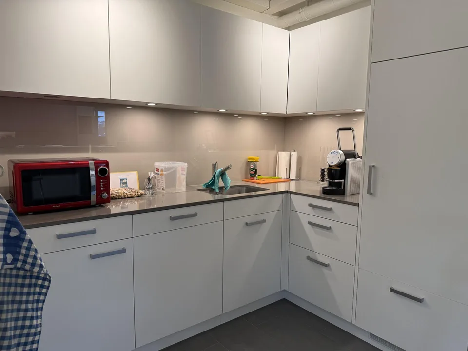 Hochwertig ausgebaute Bürofläche von 159 m² an zentraler Lage – foto 9 di 13