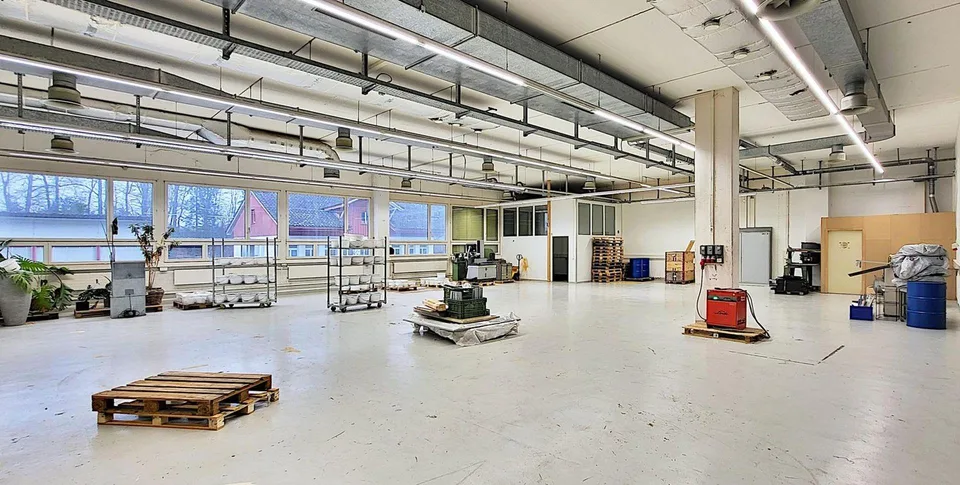 "Lagerhalle im EG - gut 4.6 m Deckenhöhe und 1'000 kg Bodenlast - 1...