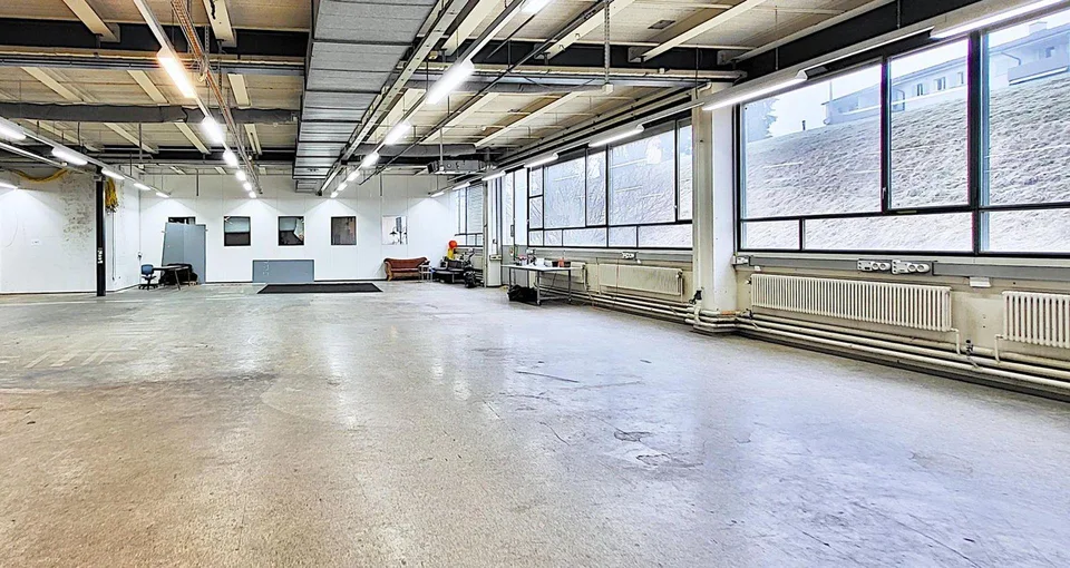 "Grosszügige Lagerfläche mit 4.6 m Deckenhöhe - ca. 400 m2 in Hombr...