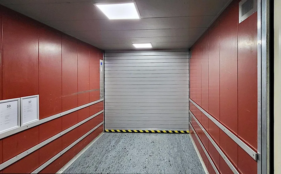 "Grosszügige Lagerfläche mit 4.6 m Deckenhöhe - ca. 400 m2 in Hombr...