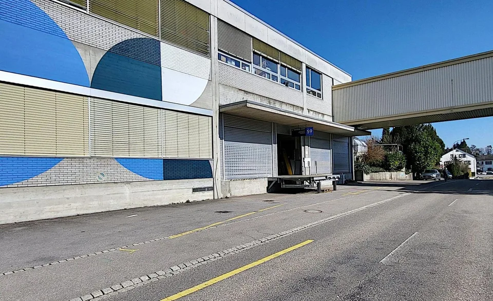 "Grosszügige Lagerfläche mit 4.6 m Deckenhöhe - ca. 400 m2 in Hombr...