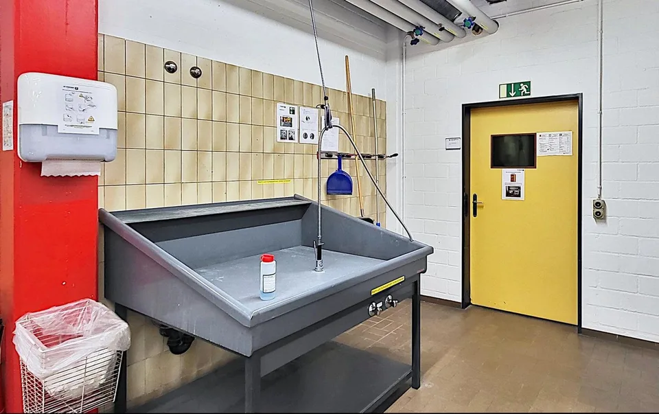 Komplettes Erdgeschoss mit Anlieferung und Infrastruktur! – Foto 10 von 13