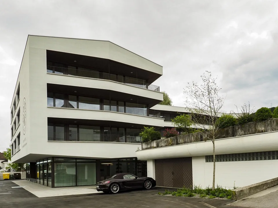 Einstellhallenplatz sowie E-Parkplatz zu vermieten