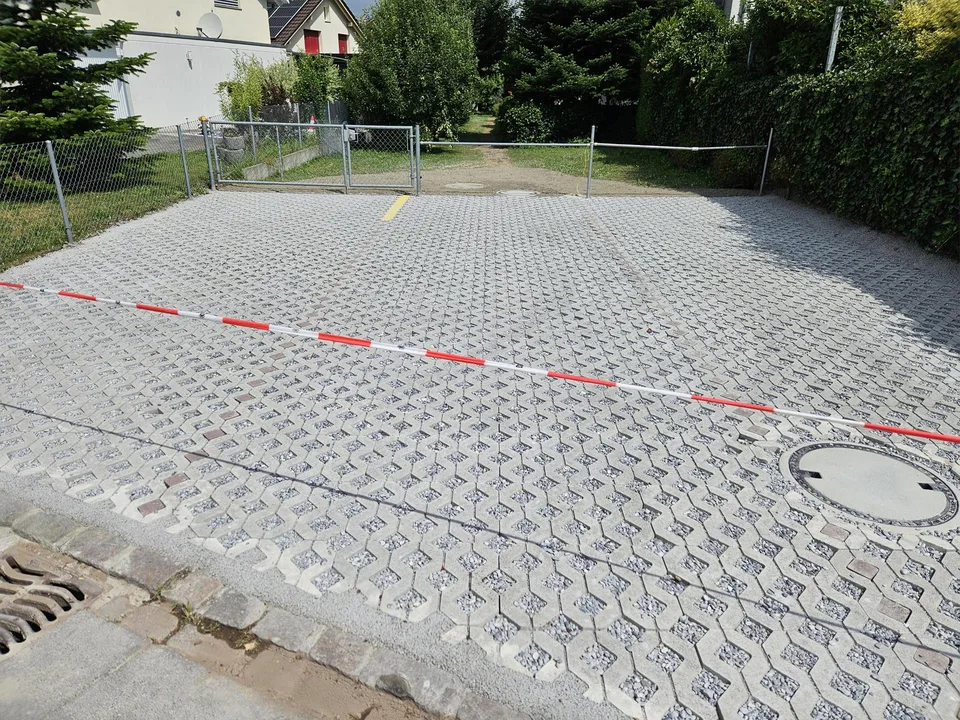 Parkplatz für Wohnmobil, Wohnwagen, Boot, Anhänger, Auto mit 230/400 V