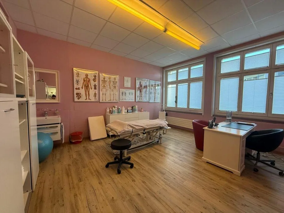 Ein Standort mit Sichtbarkeit, Frequenz und Potenzial. – photo 8 sur 9