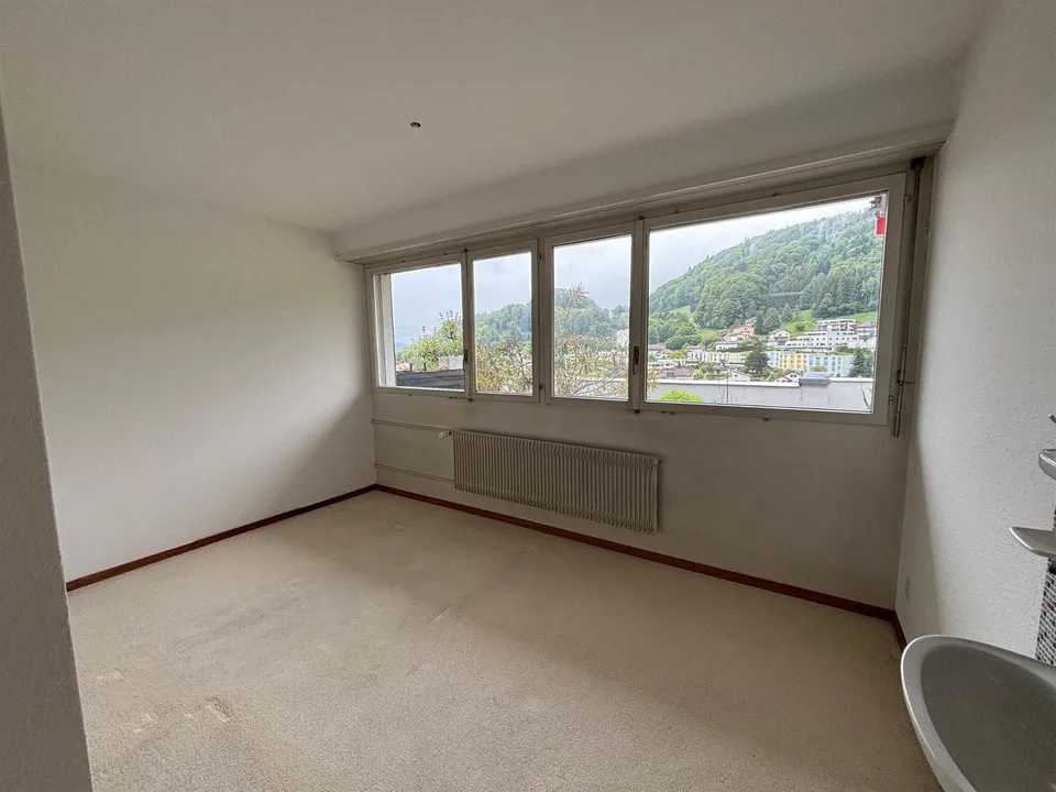 befristete 6-Zimmer-Attikawohnung mit Gemeinschaftspool