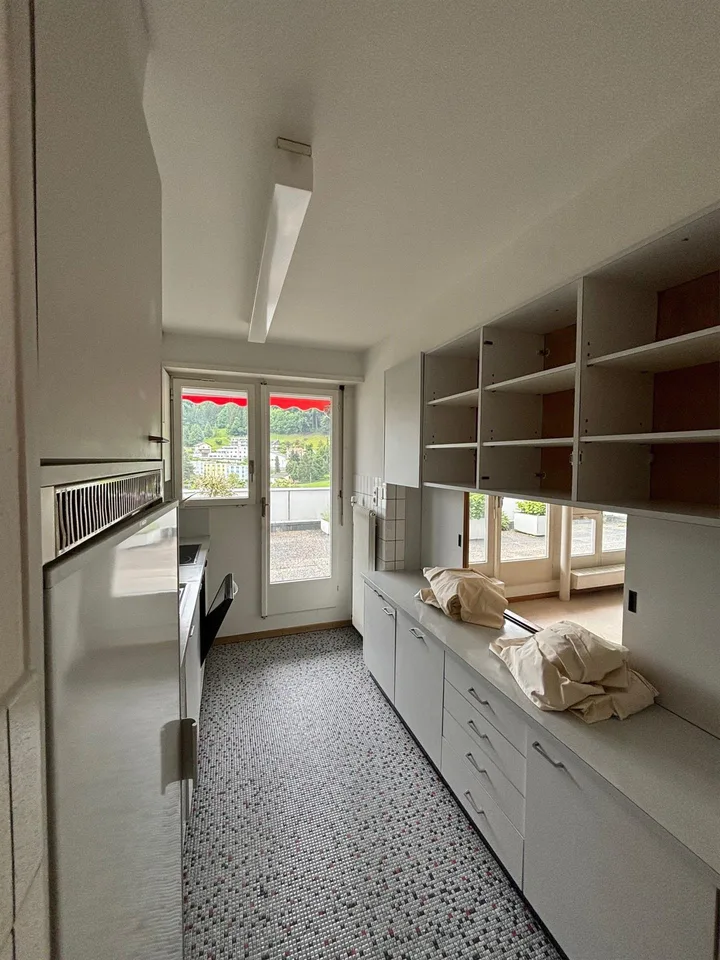 befristete 6-Zimmer-Attikawohnung mit Gemeinschaftspool