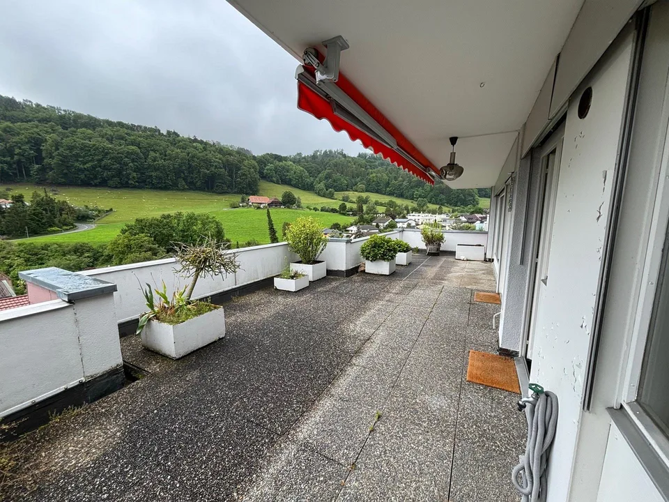 befristete 6-Zimmer-Attikawohnung mit Gemeinschaftspool