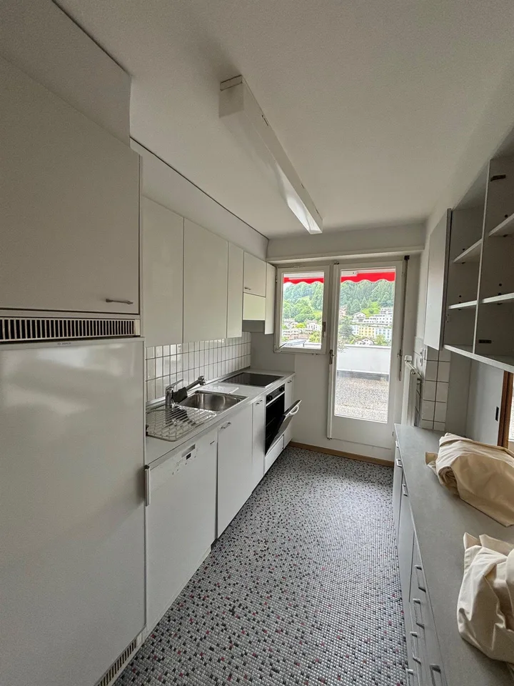 befristete 6-Zimmer-Attikawohnung mit Gemeinschaftspool