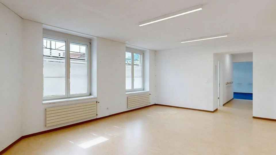vielseitige Praxis- / Gewerbefläche mit Parkmöglichkeit