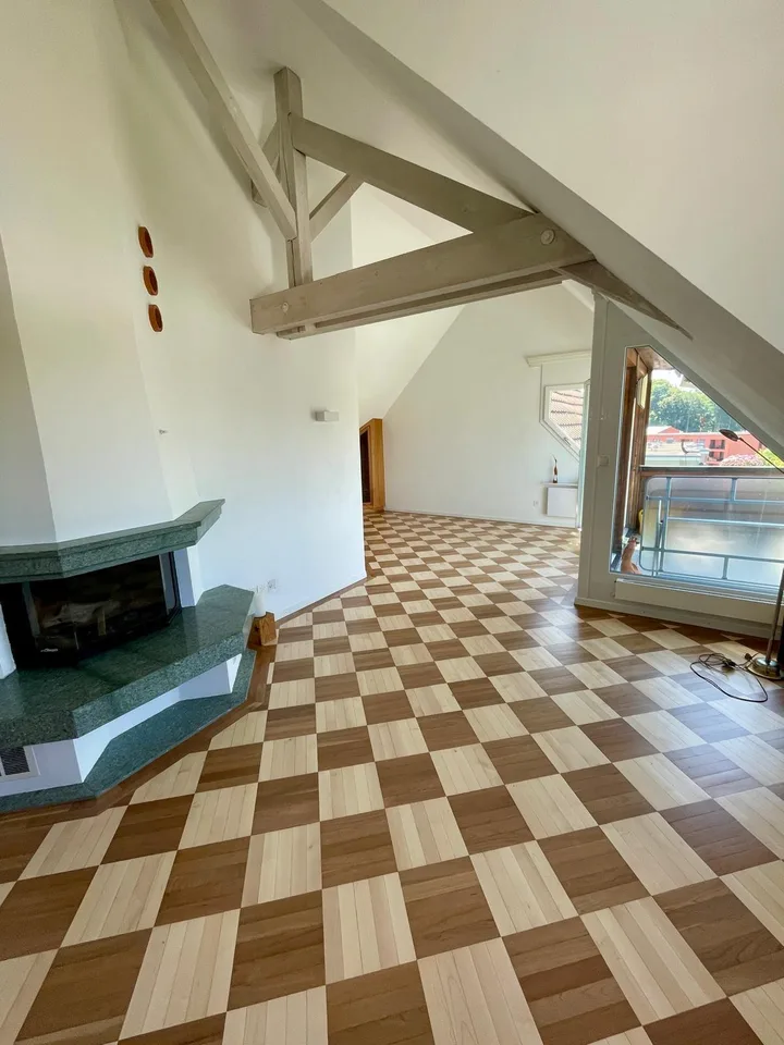 Aussergewöhnliche Dachwohnung mit Galerie-Charakter & Cheminée
