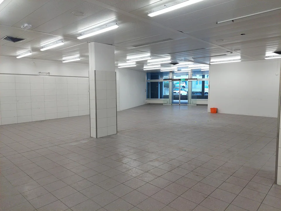 Grosszügige Gewerbefläche im zentralen Burgzentrum zu vermieten!