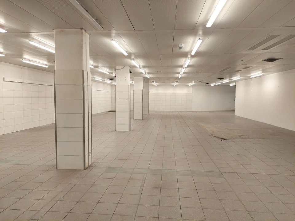 Grosszügige Gewerbefläche im zentralen Burgzentrum zu vermieten!