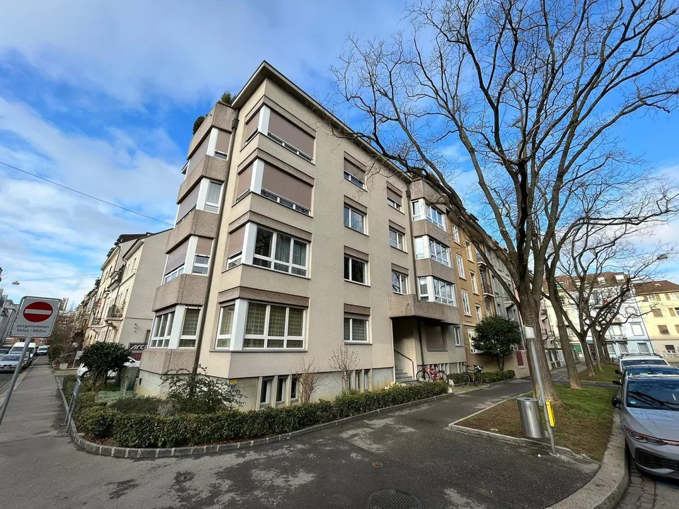 in ruhiger Seitenstrasse im Gundeli