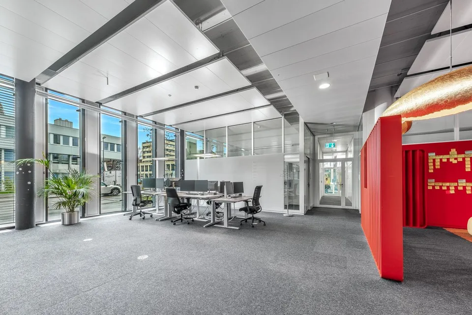 Flächen von 490 - 980 m² | Ausgebaute Büroflächen am Bahnhof Stettbach – Foto 2 von 6