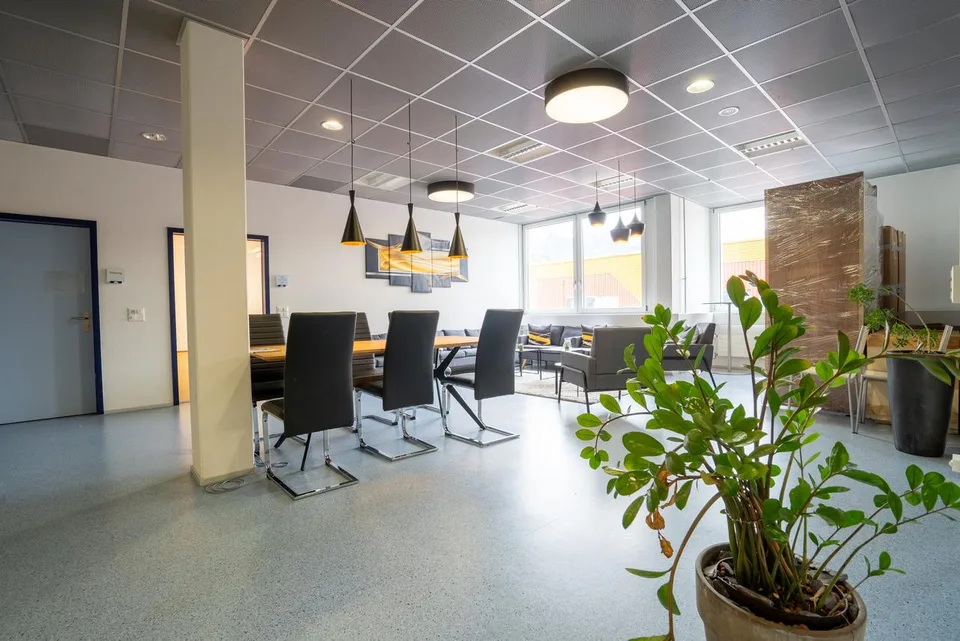 Helle Büroräume mit umfassender Infrastruktur – Foto 7 von 9