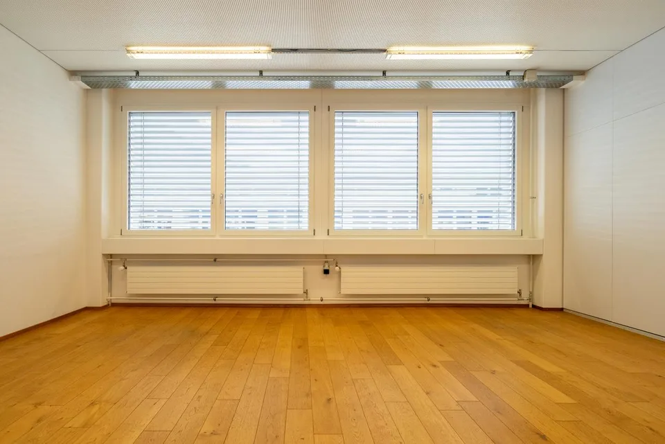 Helle Büroräume mit umfassender Infrastruktur