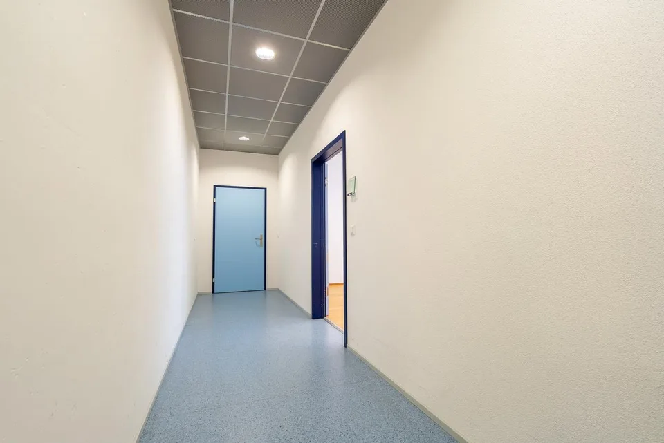 Helle Büroräume mit umfassender Infrastruktur