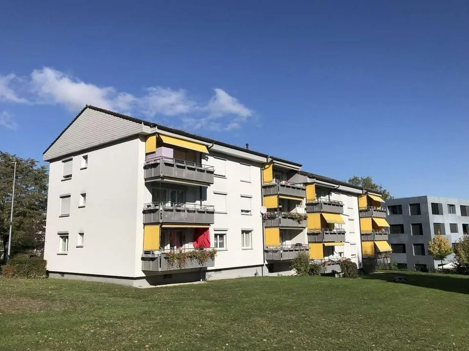 Ungedeckter Motorradabstellplatz in schönem Wohnquartier