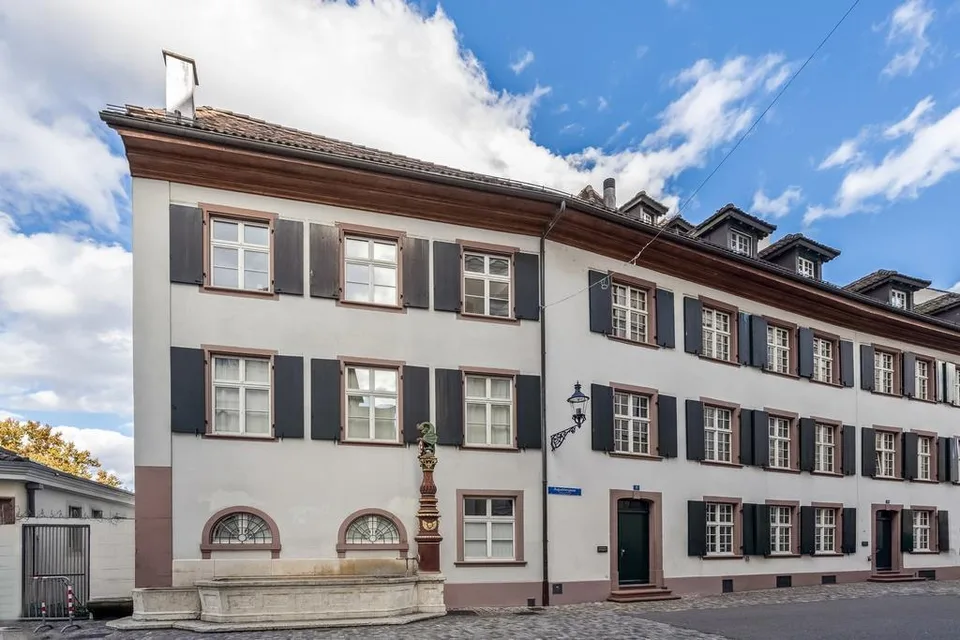 Wohnung im modernen Altbaustil mit Blick auf den Basler Rhein