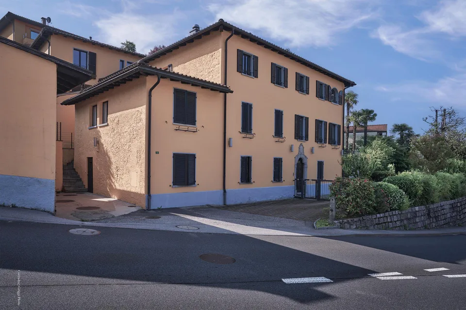 Affittasi grande casa di 11 locali immersa nel verde a Origlio