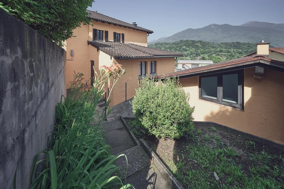 Affittasi grande casa di 11 locali immersa nel verde a Origlio
