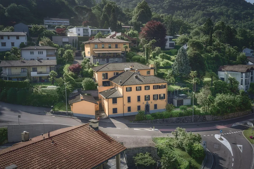 Affittasi grande casa di 11 locali immersa nel verde a Origlio