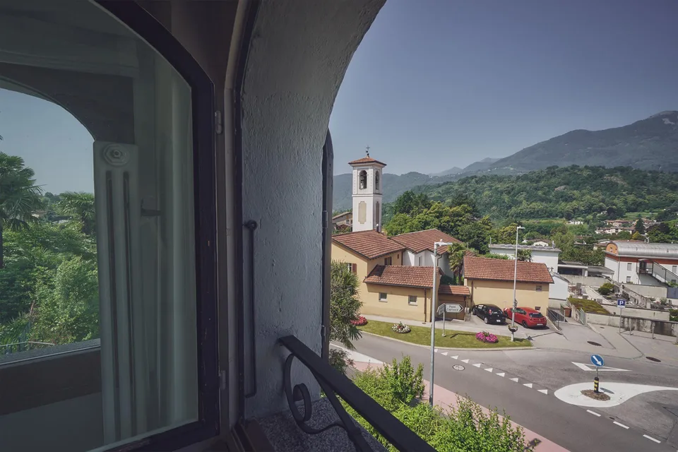 Affittasi grande casa di 11 locali immersa nel verde a Origlio