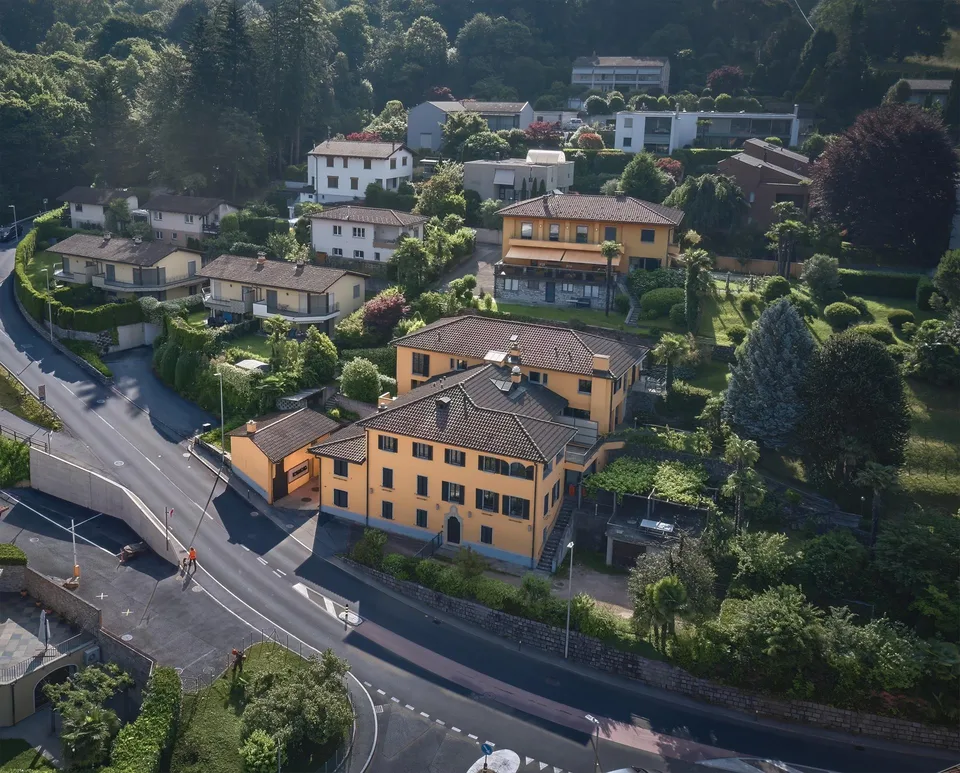 Affittasi grande casa di 11 locali immersa nel verde a Origlio