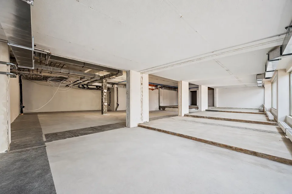Repräsentative Gewerbefläche mit grossen Schaufenstern