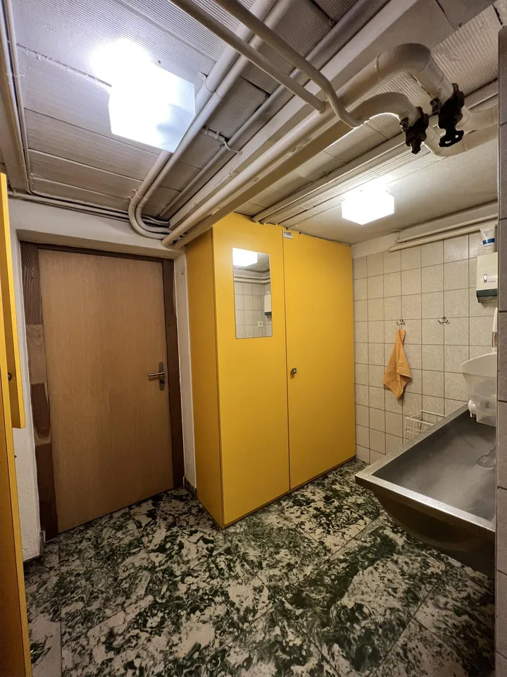 Grosszügige Werkstatt- und Lagerräume mit Büro an zentraler Lage – foto 7 di 10