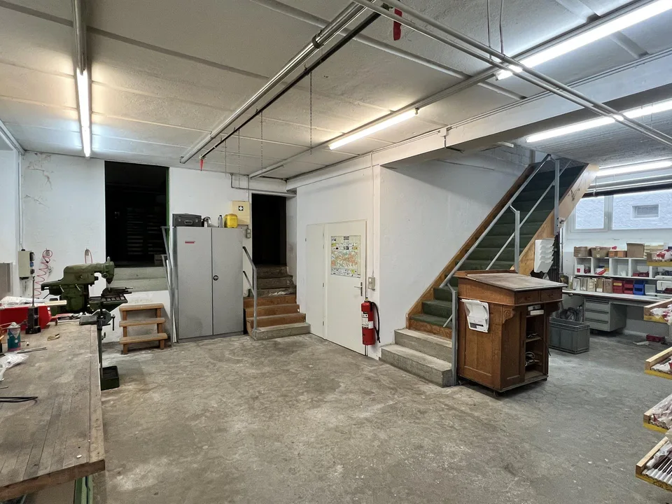 Grosszügige Werkstatt- und Lagerräume mit Büro an zentraler Lage