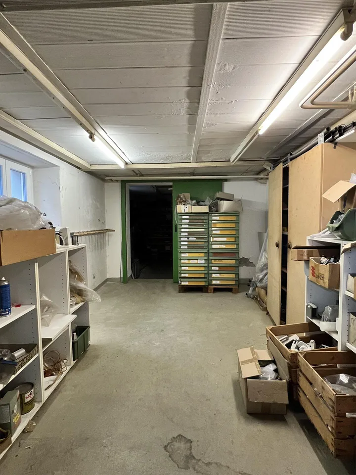 Grosszügige Werkstatt- und Lagerräume mit Büro an zentraler Lage