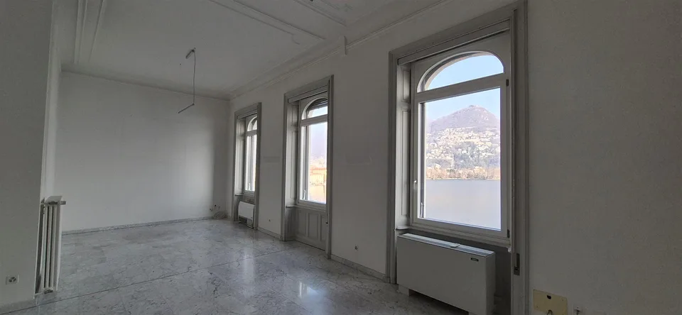 Ufficio di prestigio con vista lago in Via Nassa