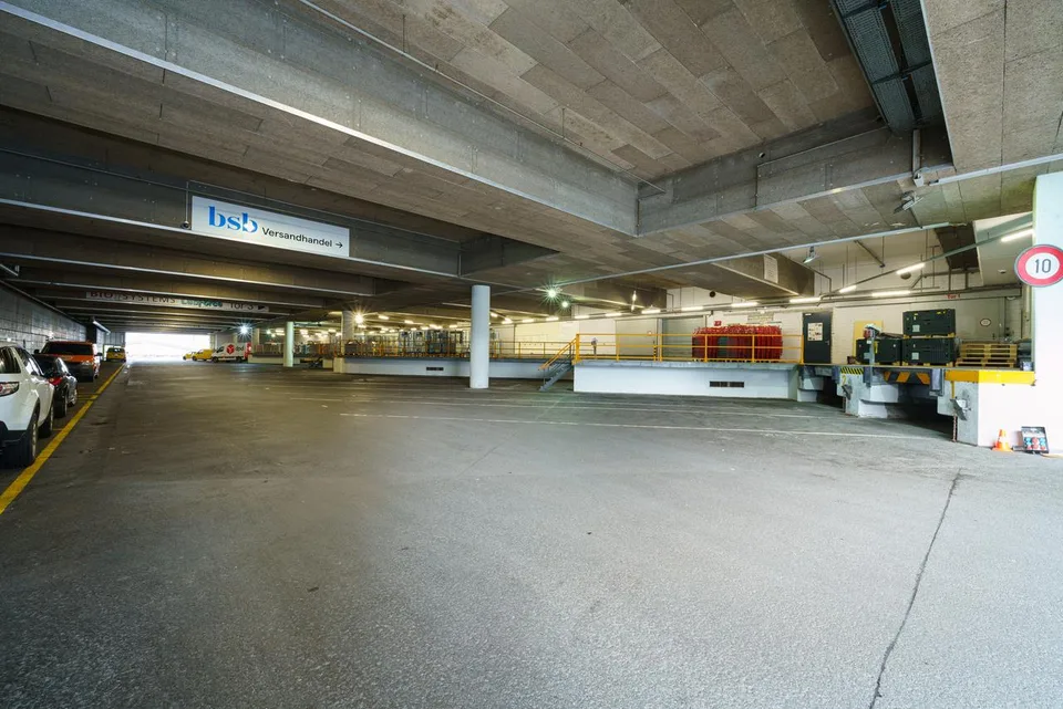 Logistikfläche mit Hochregallager unweit der Autobahn A3