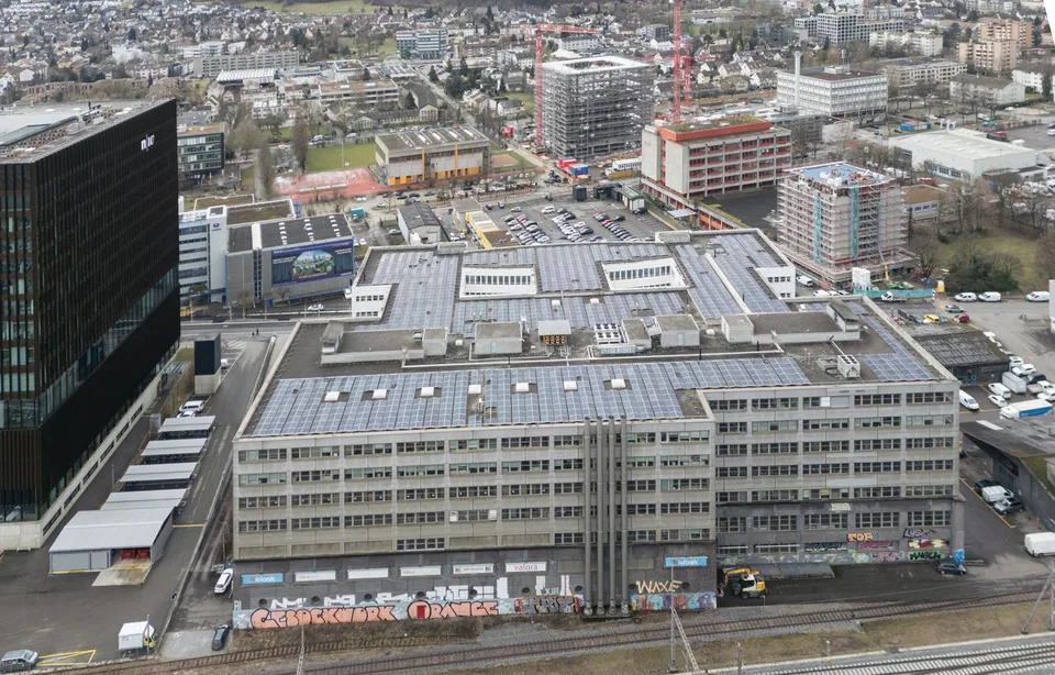 Logistikfläche mit Hochregallager unweit der Autobahn A3