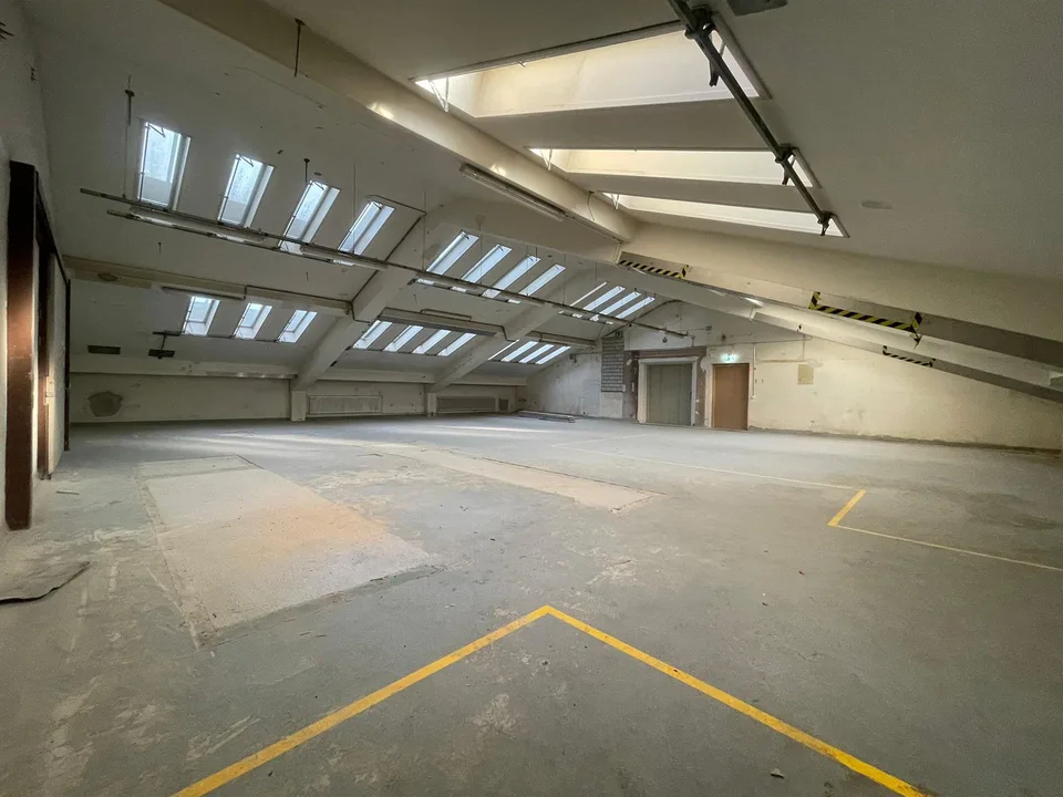 Gewerbe in der «Zentrale Pratteln» mit hohen Decken