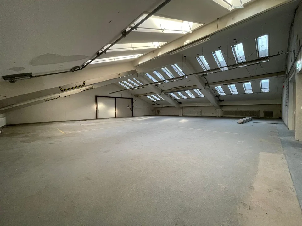 Gewerbe in der «Zentrale Pratteln» mit hohen Decken