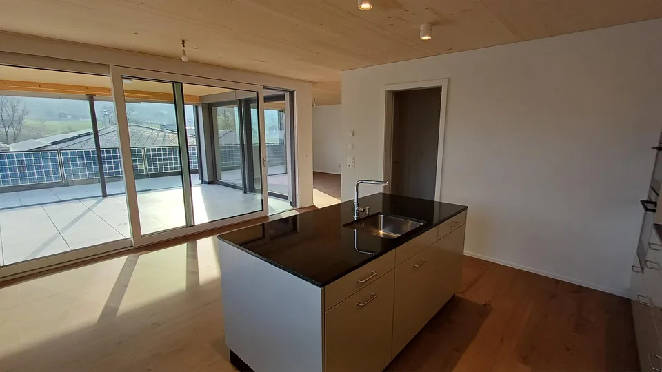 ERSTVERMIETUNG: 5 Zi-Attika Wohnung (3OG) 140m2 mit Loggia