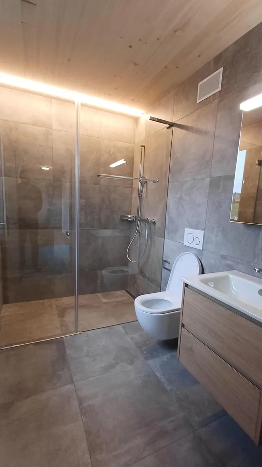 ERSTVERMIETUNG: 5 Zi-Attika Wohnung (3OG) 140m2 mit Loggia