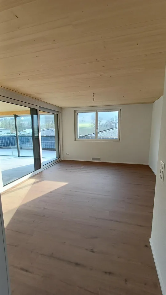 ERSTVERMIETUNG: 5 Zi-Attika Wohnung (3OG) 140m2 mit Loggia