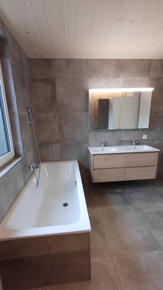 ERSTVERMIETUNG: 5 Zi-Attika Wohnung (3OG) 140m2 mit Loggia