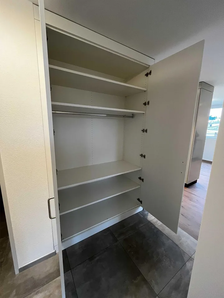 ERSTVERMIETUNG: 3.5 Zimmer Wohnung (1OG West) 88m2 mit Loggia – photo 6 of 9