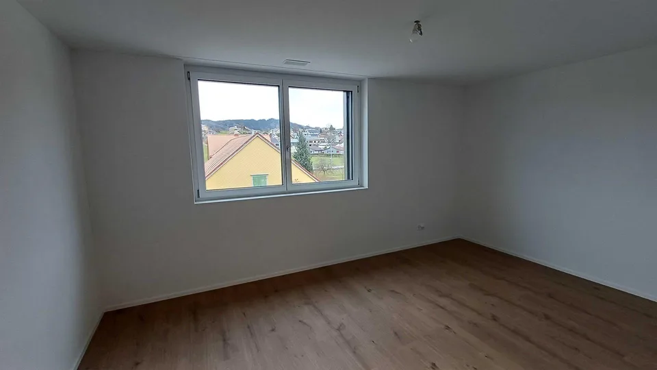 ERSTVERMIETUNG: 3.5 Zimmer Wohnung (1OG West) 88m2 mit Loggia – photo 7 of 9