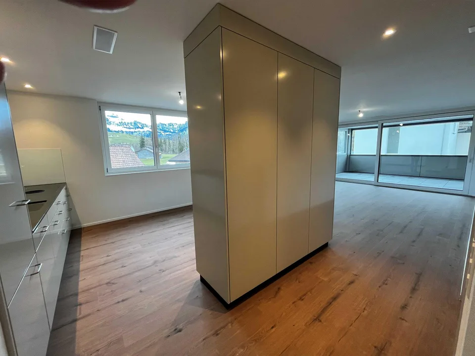 ERSTVERMIETUNG:  4.5 Zimmer Wohnung (1OG Ost) mit Loggia