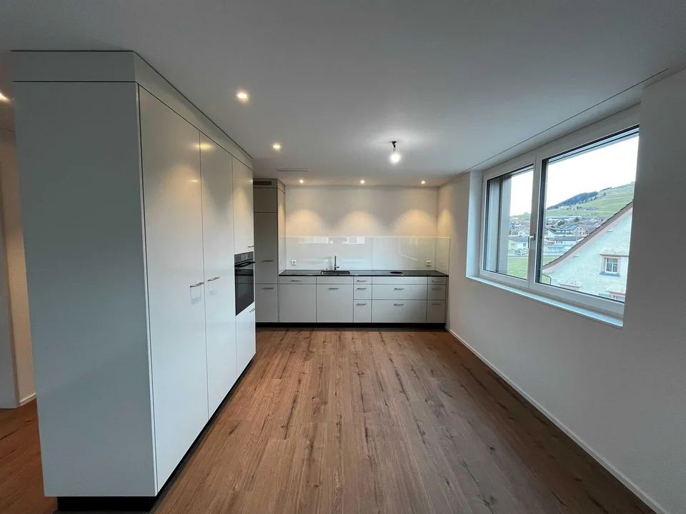 ERSTVERMIETUNG:  4.5 Zimmer Wohnung (1OG Ost) mit Loggia