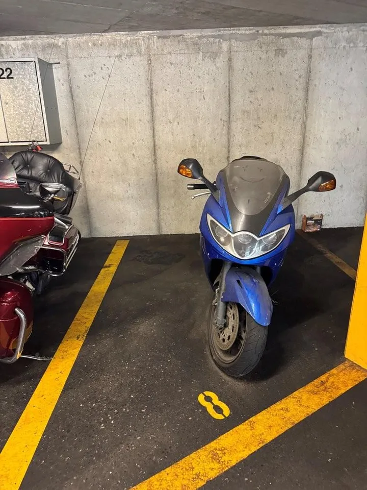 grosse Motorradparkplätze zu vermieten
